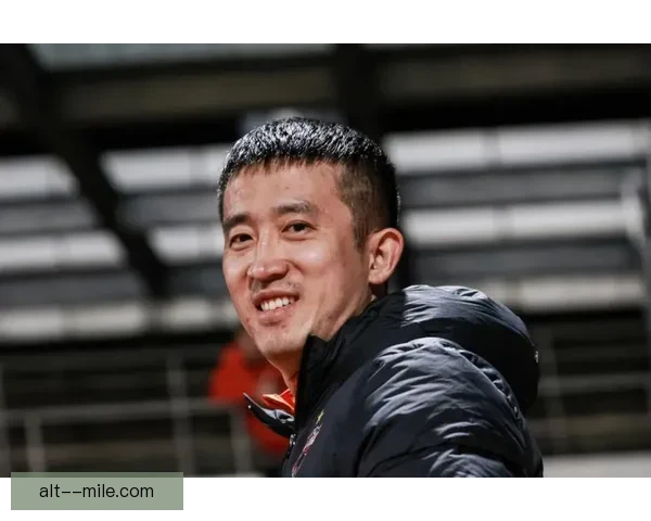 姜至鹏在武汉三镇左路展现强大助攻能力精准传中继续为球队创造威胁
